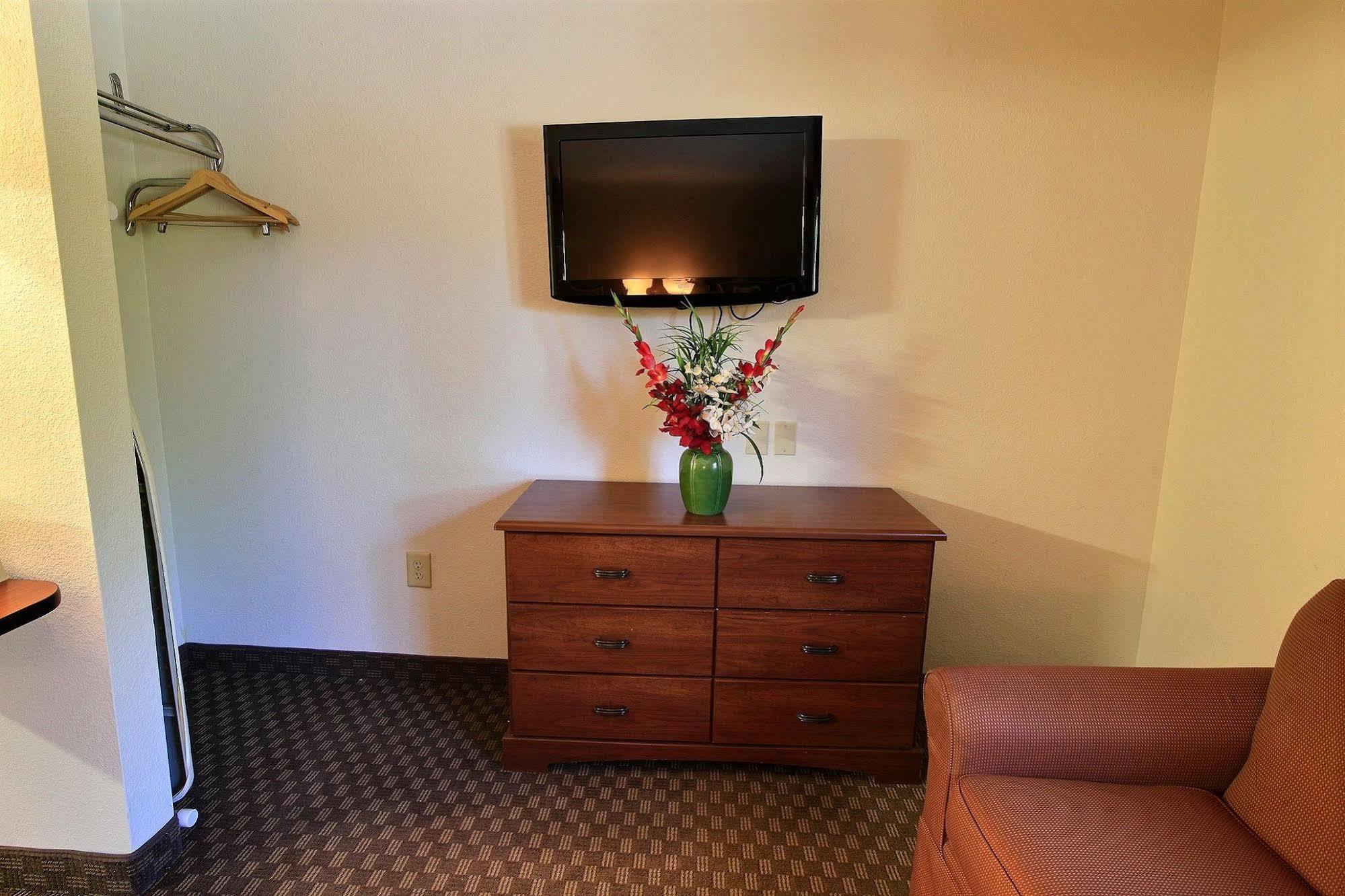 Intown Suites Extended Stay Newport News Va - I-64 Buitenkant foto
